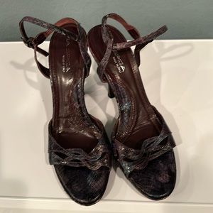 Brand- Via Spiga, Style- high heel sandal, Color- navy snake print, Size- 7.5m